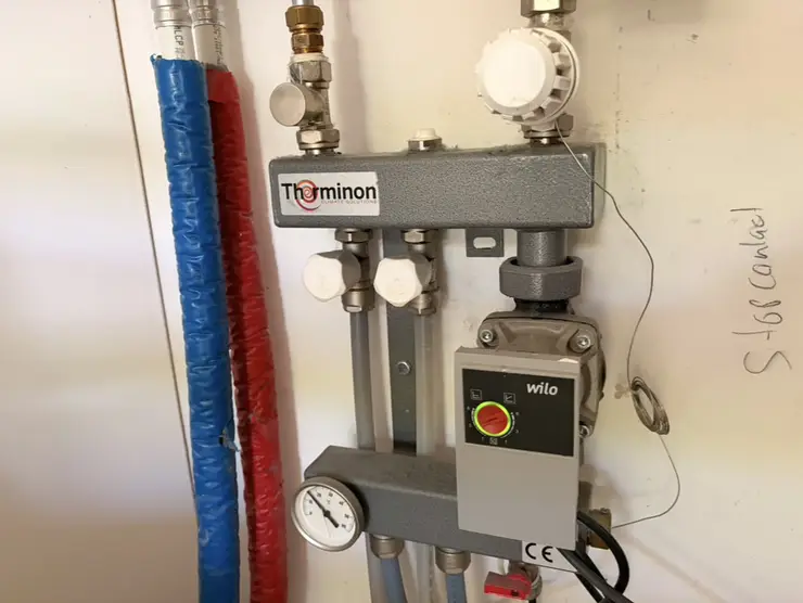 Een pompgroep voor vloerverwarming met geïsoleerde aanvoer- en retourleidingen