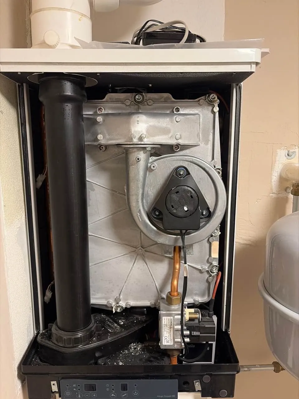 A ticking Intergas boiler in Zaandam, fixed during its service, photo 4